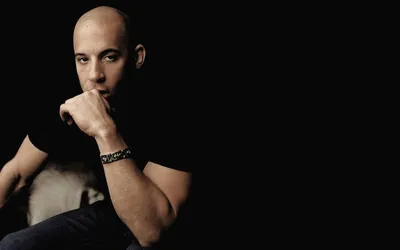 Обои на рабочий стол Актер Вин Дизель / Vin Diesel в черной футболке, обои  для рабочего стола, скачать обои, обои бесплатно