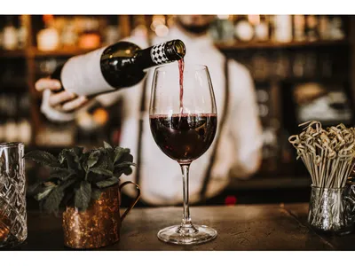 Купить красное полусухое вино в винном ресторане Остерия Amici на  Мосфильмовской 88 цена