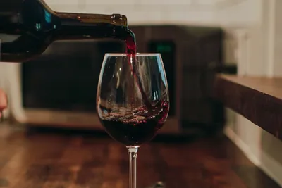 Пить обязательно: 6 полезных свойств красного вина - UWines