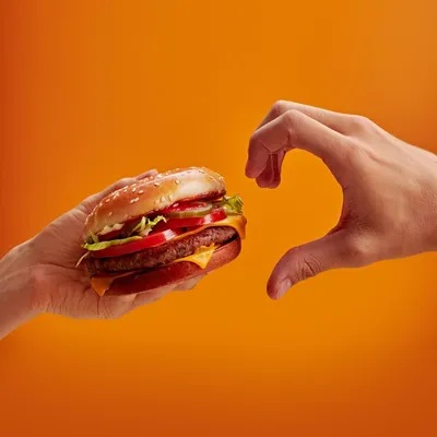 В новой рекламе «Вкусно — и точка» показала, почему качество бургеров не  менялось годами
