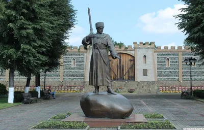 Памятники и скульптуры Владикавказа – необычные и с национальным  характером. | 2Travelers