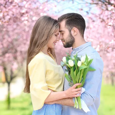 Влюбленная пара стоит в цветущем парке | Влюбленные, События, Свадебные позы