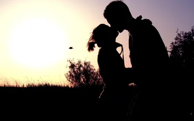 Картинки любовь, романтика, отношения, парень и девушка, влюбленные,  поцелуй на закате солнца, закат солнца, влюбленные на фоне заката - обои  1680x1050, картинка №59086