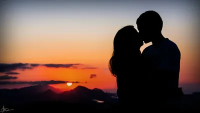Картинки любовь, романтика, отношения, парень и девушка, влюбленные,  поцелуй на закате солнца, закат солнца, влюбленные на фоне заката - обои  1920x1080, картинка №59086
