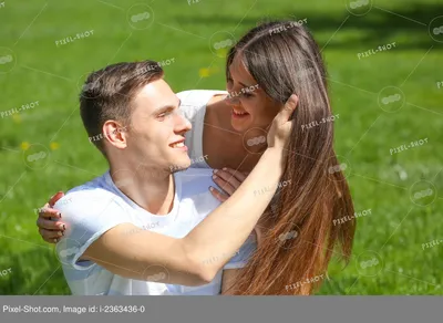 Влюбленная пара обнявшись смотрит на закат Stock Photo | Adobe Stock