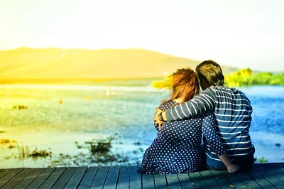 влюбленная пара стоит спиной к камере смотрит на озеро в обнимку Stock  Photo | Adobe Stock