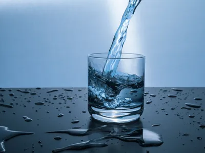 Скачать обои вода, стакан, бутылка, commercial bottle, glass of water  разрешение 1400x1050 #98418