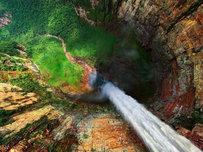 Zagranicy.com - Водопад Анхель является самым высоким водопадом в мире. Его  высота – 978 метров. Назван в честь лётчика Джеймса Эйнджела (англ. Angel),  который пролетел над водопадом в 1933 году.Водопад Анхель расположен