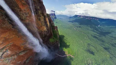 Водопад Анхель настолько высок, что вода в нём превращается в туман прежде,  чем достигает земли