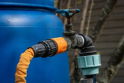 Как подготовить водопровод к зиме на даче и в доме: утепление, продувка,  слив | ivd.ru