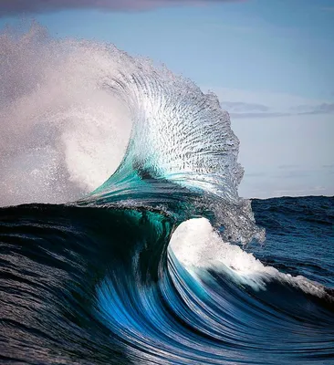 Морские волны ударяют о камни · Бесплатные стоковые фото