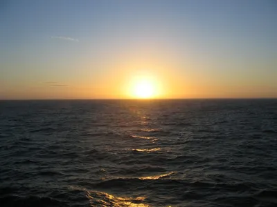 Рассветное небо и восход солнца над морем | Обои для телефона