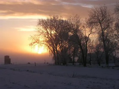 Восход Солнца В Горах Зимой На Холодное Утро. Горный Дом Фотография,  картинки, изображения и сток-фотография без роялти. Image 30261949