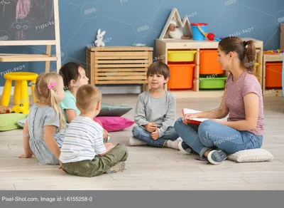воспитатель детского сада разговаривает с детьми в детском саду Стоковое  Изображение - изображение насчитывающей межрасовый, внедрение: 219272961