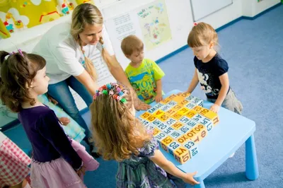 Воспитатель с детьми в детском саду» — создано в Шедевруме