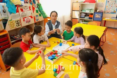 воспитатель и дети в международном детском саду Стоковое Фото - изображение  насчитывающей выучьте, внедрение: 219273014