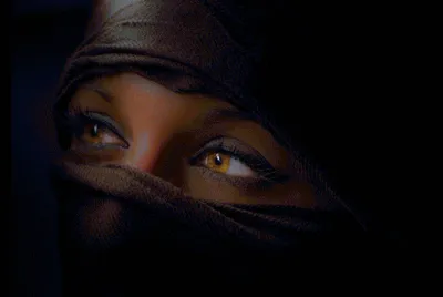 Крупным Планом Красивые Глаза Загадочные Восточные Женщины, Носить Желтый  Хиджаб. Фотография, картинки, изображения и сток-фотография без роялти.  Image 62817799