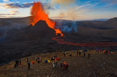 Исландия: вулкан продолжает извергаться, на Рейкьявик надвигается газовое  облако | Euronews