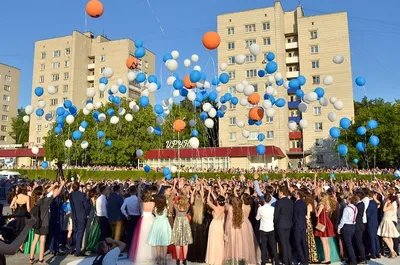 Когда пройдут последние звонки и выпускные балы в школах России в 2022  году: Министерство просвещения назвало даты - KP.RU