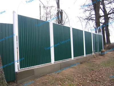 Забор из профнастила на даче недорого, цена от 950 руб. за 1м.п.