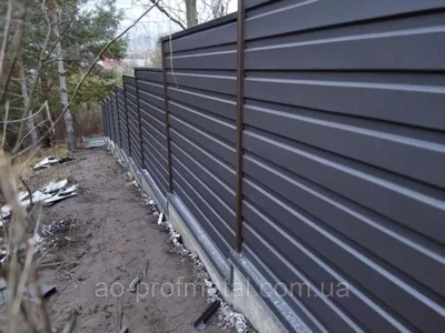 Забор из профнастила (Арт.5126) светло-серого цвета (RAL7035) толщиной 0.4  мм c двумя лагами с бутованием столбов
