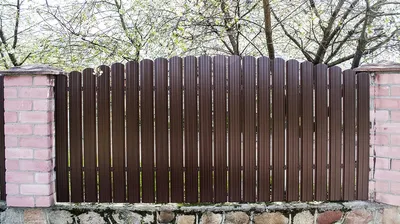Деревянный забор из штакетника на металлических столбах по цена от 950 р/мп