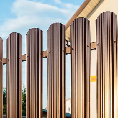 Забор из металлического горизонтального штакетника