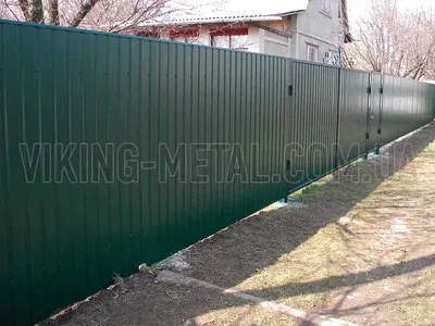 Металлический забор жалюзи из окрашенных ламелей под ключ в Москве по цене  от 2154 руб. п/м