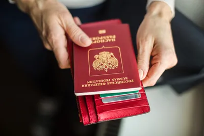 С 11 декабря россияне обязаны сдавать загранпаспорт при запрете на выезд