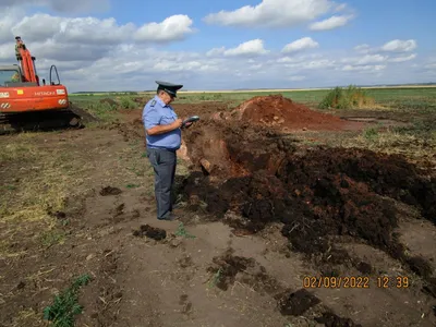 Загрязнение почвы с топливом и битумом Стоковое Фото - изображение  насчитывающей ржаво, топливо: 152542456
