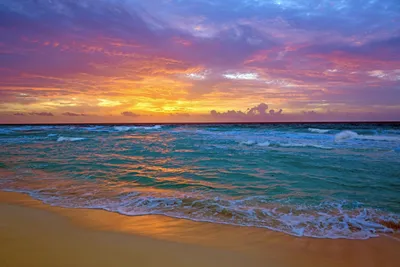 Закат на пляже: на фоне можно изобразить красивый закат на пляже с пальмами  и океаном на горизонте 4k 1920x1080 on Craiyon
