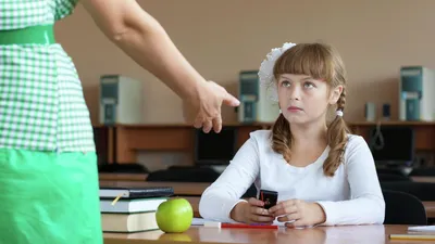 Половина учителей и треть родителей выступили за полный запрет телефонов в  школах - Газета.Ru
