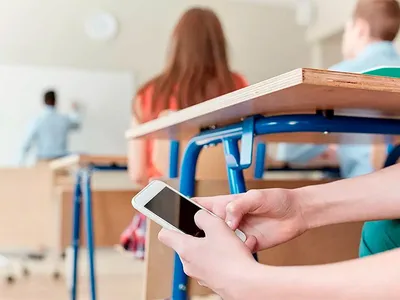 Во французских школах собираются запретить использование телефонов