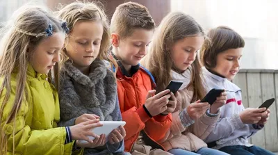 В Роспотребнадзоре разъяснили запрет на мобильные телефоны в школах |  Образование | Общество | Аргументы и Факты