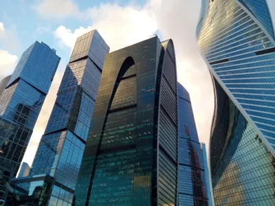 Стеклянные фасады современных офисных зданий и отражение голубого неба  Стоковое Фото - изображение насчитывающей город, финансы: 170630294