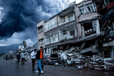 В Турции произошло сильнейшее за 80 лет землетрясение. Страшные кадры  катастрофы, унесшей тысячи человеческих жизней: Происшествия: Мир: Lenta.ru
