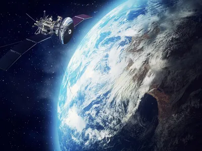 На Землю падает огромный спутник NASA: кто в опасности - Hi-Tech Mail.ru