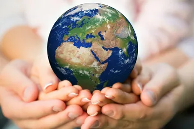 Земля в руках. Две ладони держат глобус. Вектор Векторное изображение  ©UncleLeo 202575292