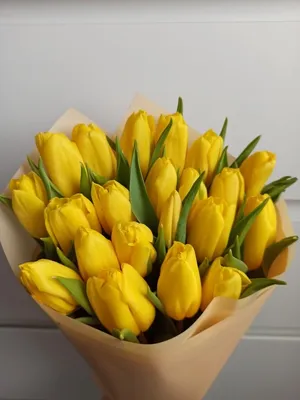 Обои жёлтые тюльпаны в вазе