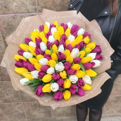 Желтые тюльпаны в шляпной коробке | доставка по Москве и области