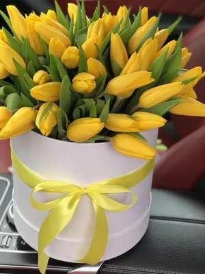 Букет из желтых тюльпанов в шляпной коробке - Green Rose