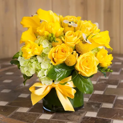 Жёлтые хризантемы и фрезия в корзине - купить в интерент-магазине Rosa Grand