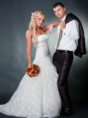 Счастливая Пара В Любви Жених И Невеста Обниматься И Смотреть Друг На Друга  — стоковые фотографии и другие картинки Свадьба - iStock