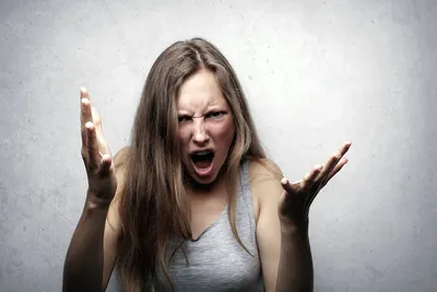 Женщина в гневе от того что у …» — создано в Шедевруме