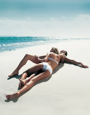 Молодые женщины подпрыгивая на пляже Стоковое Фото - изображение  насчитывающей море, положительно: 94837164