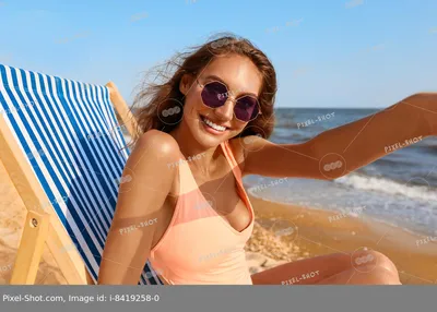 женщина стоит на пляже и смотрит на море, вид сзади девушки, смотрящей на  море на летнем пляже, Hd фотография фото фон картинки и Фото для бесплатной  загрузки