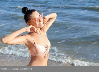 Женщины на пляже стоковое фото. изображение насчитывающей тонкий - 6246418