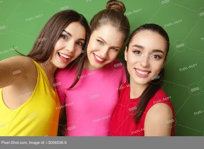 Смешные молодые женщины с пивом на цветном фоне. Празднование Дня Святого  Патрика :: Стоковая фотография :: Pixel-Shot Studio