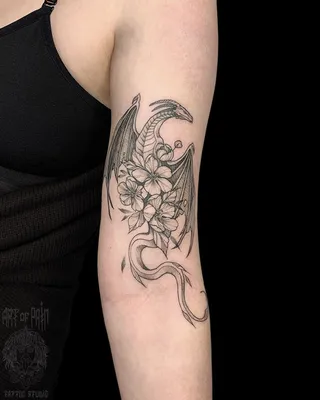 Татуировка женская графика на руке дракон и цветы - мастер Мария Бородина  (Челнокова) 4986 | Art of Pain