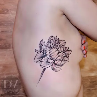 Татуировка женская графика на плече волк и цветы - мастер Мария Котова 5938  | Art of Pain
